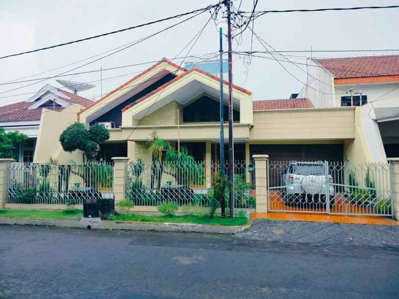 dijual rumah dharmahusada indah