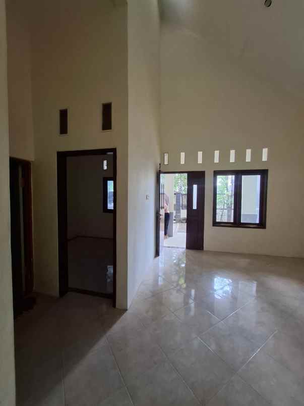 dijual rumah di taman kota ciperna