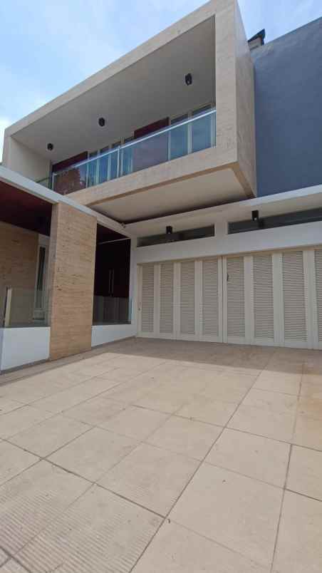 dijual rumah graha family