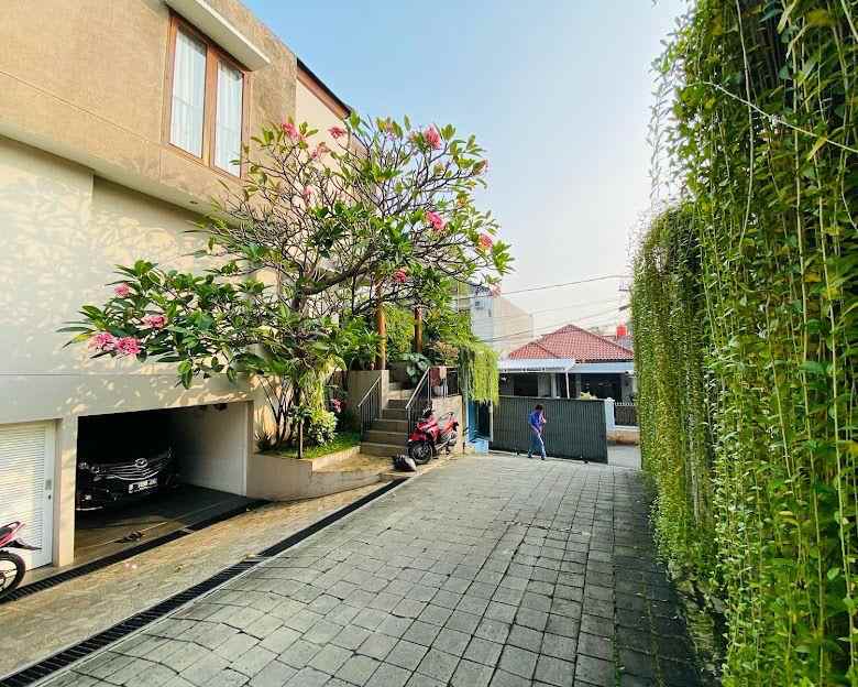 dijual rumah jalan benda kemang