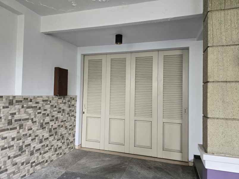 dijual rumah jalan central park a yani