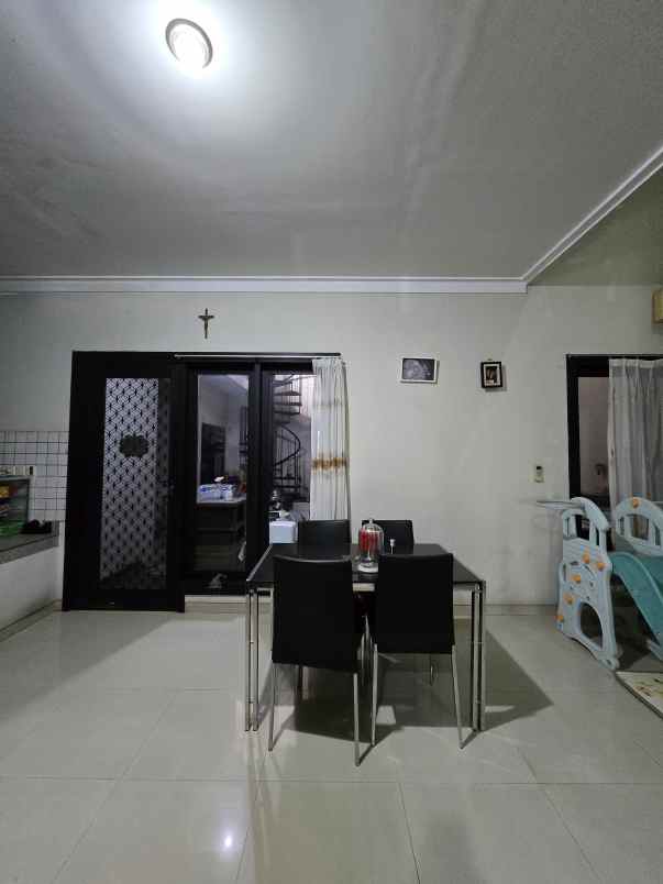 dijual rumah jalan central park a yani