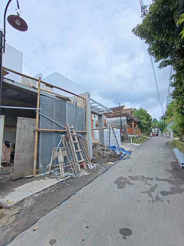 dijual rumah jalan kakiurang km 12 5