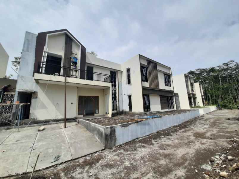 dijual rumah jalan kaliurang km 12