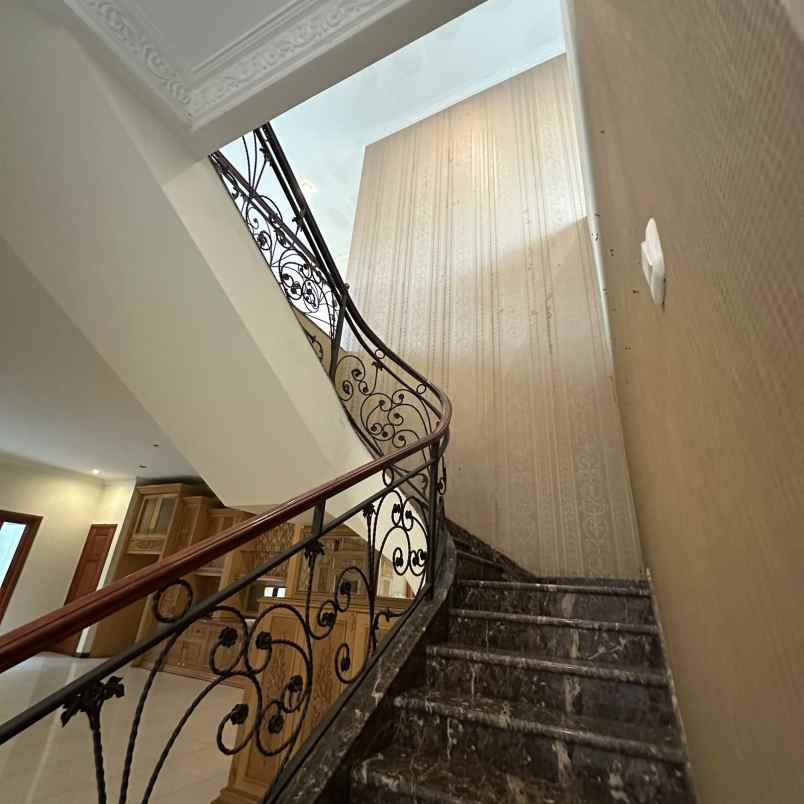 dijual rumah jalan margorejo indah