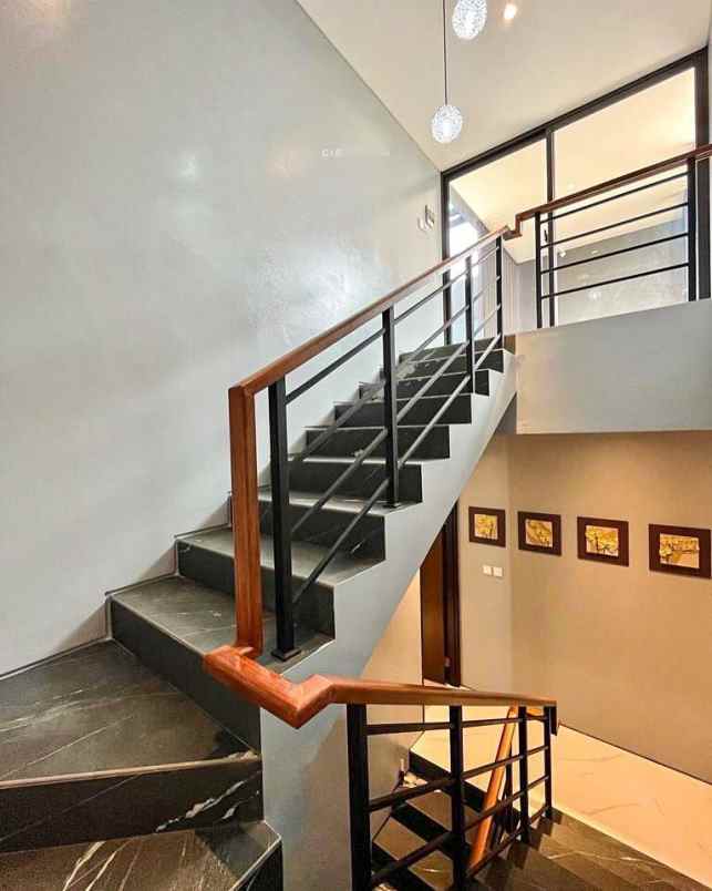 dijual rumah jalan raya bintaro