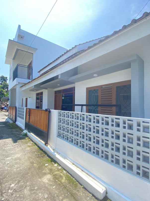 dijual rumah jalan raya tajem