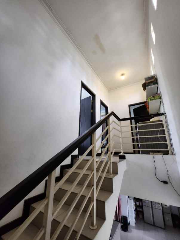 dijual rumah jalan royal residence