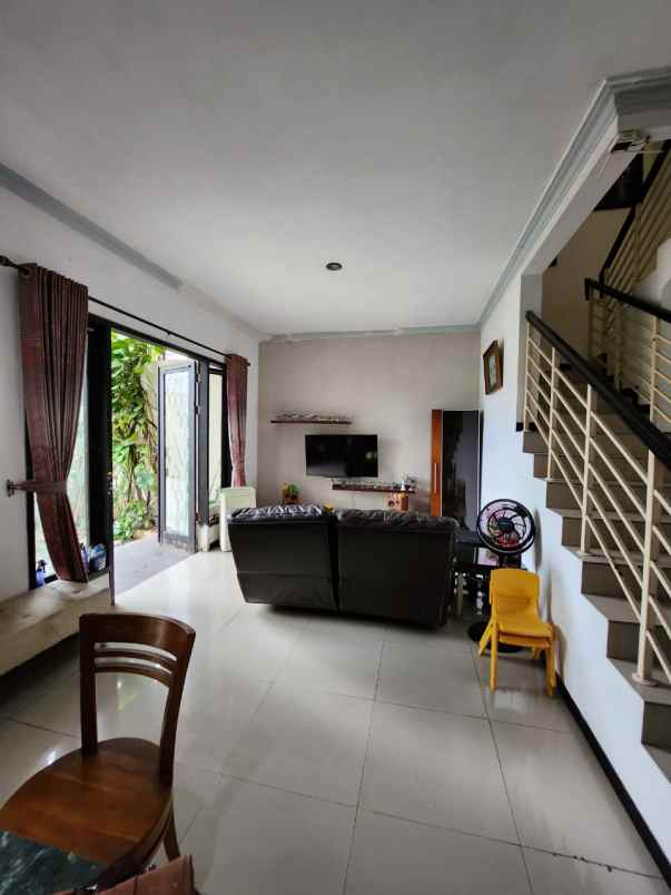 dijual rumah jalan royal residence