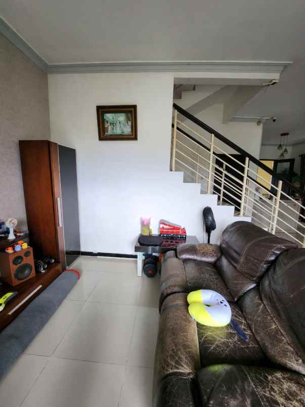 dijual rumah jalan royal residence