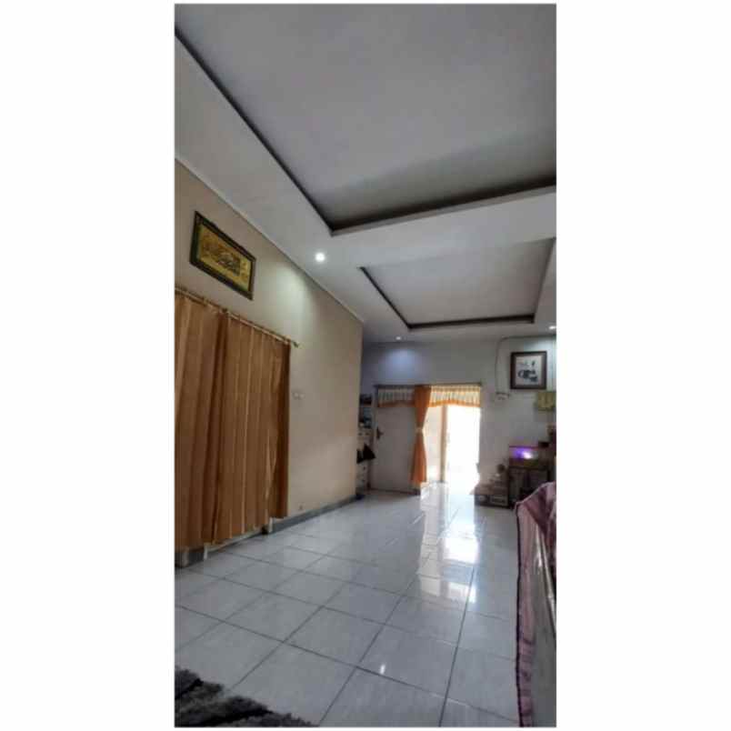 dijual rumah jalan sanaan kademangan