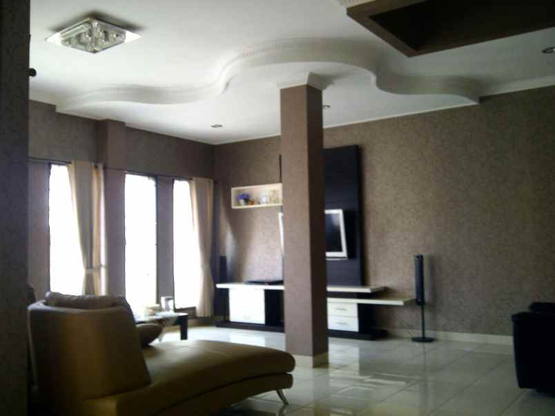 dijual rumah jl cisaranten