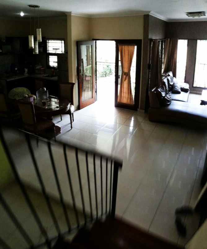 dijual rumah jl cisaranten