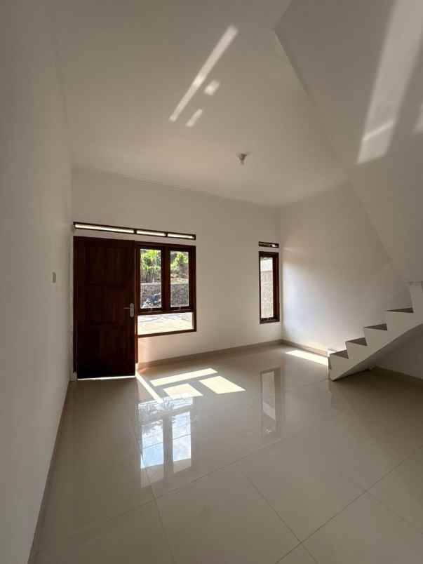 dijual rumah jl ciwaru cisurupan kota