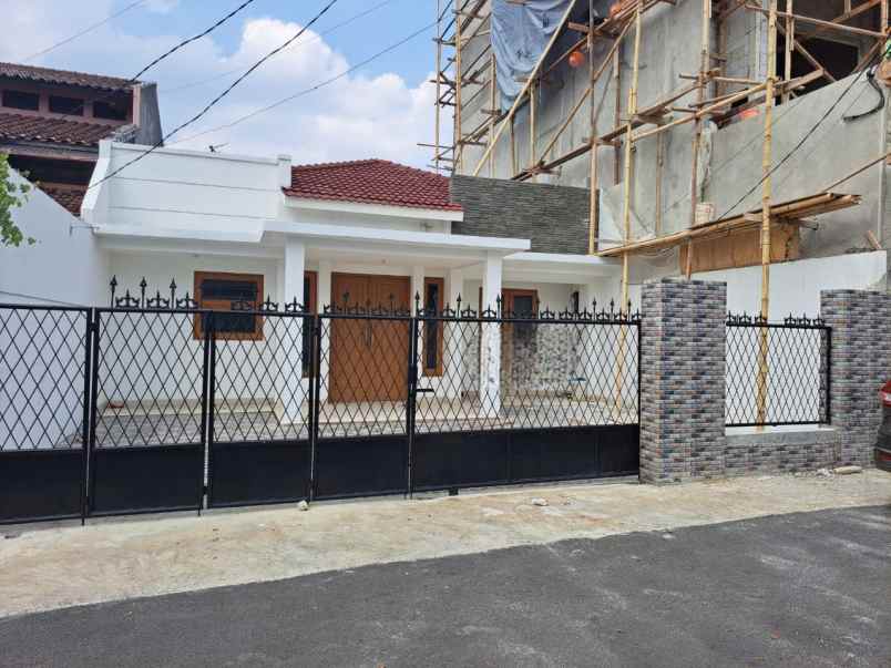 dijual rumah jl damai petukangan