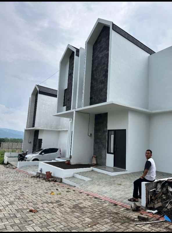 dijual rumah jl indtrokilo 10 lawang malang