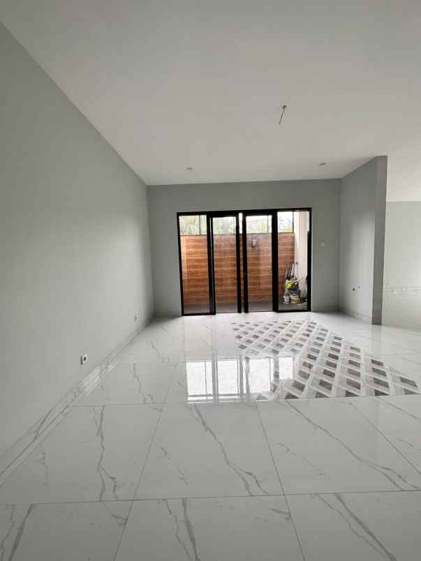 dijual rumah jl raya ciracas raya