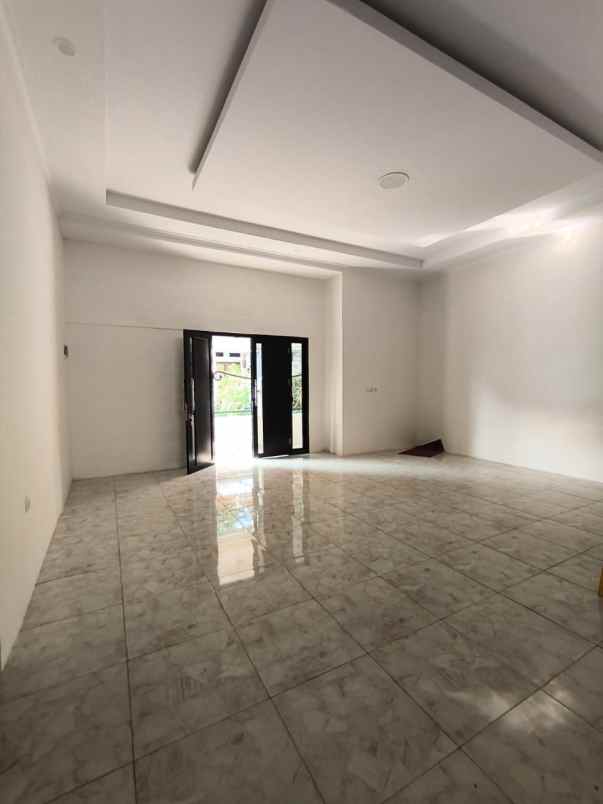 dijual rumah jl surya lestari