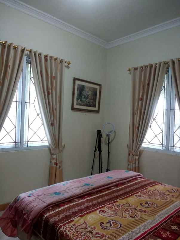 dijual rumah jln raya cibubur