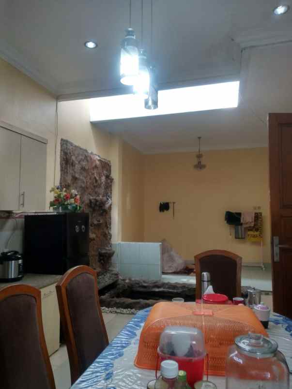 dijual rumah jln raya cibubur