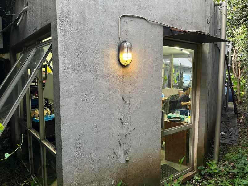 dijual rumah kantor di jalan dipatiukur dago bandung