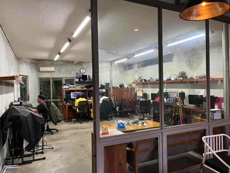 dijual rumah kantor di jalan dipatiukur dago bandung