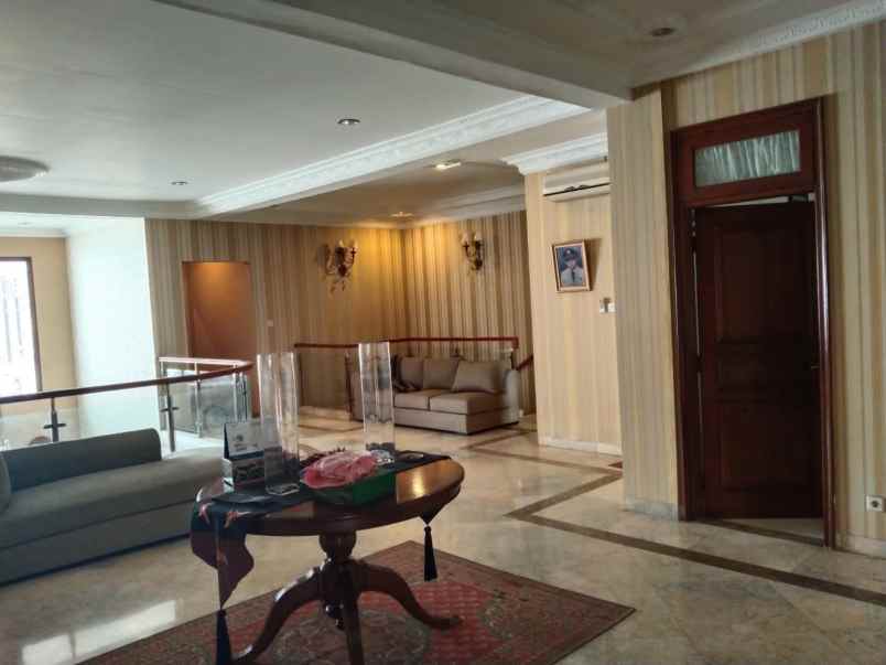 dijual rumah kebayoran baru