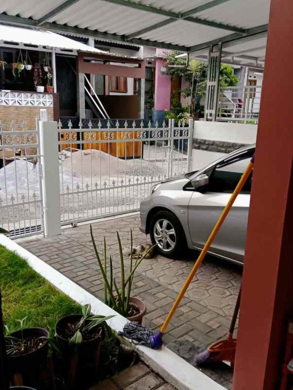 dijual rumah komplek astom residence