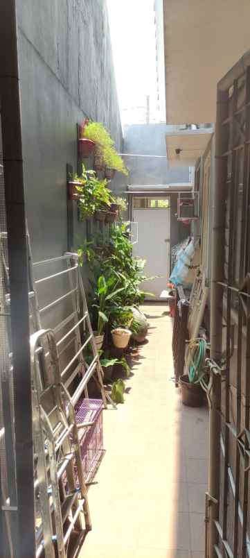 dijual rumah komplek bina marga