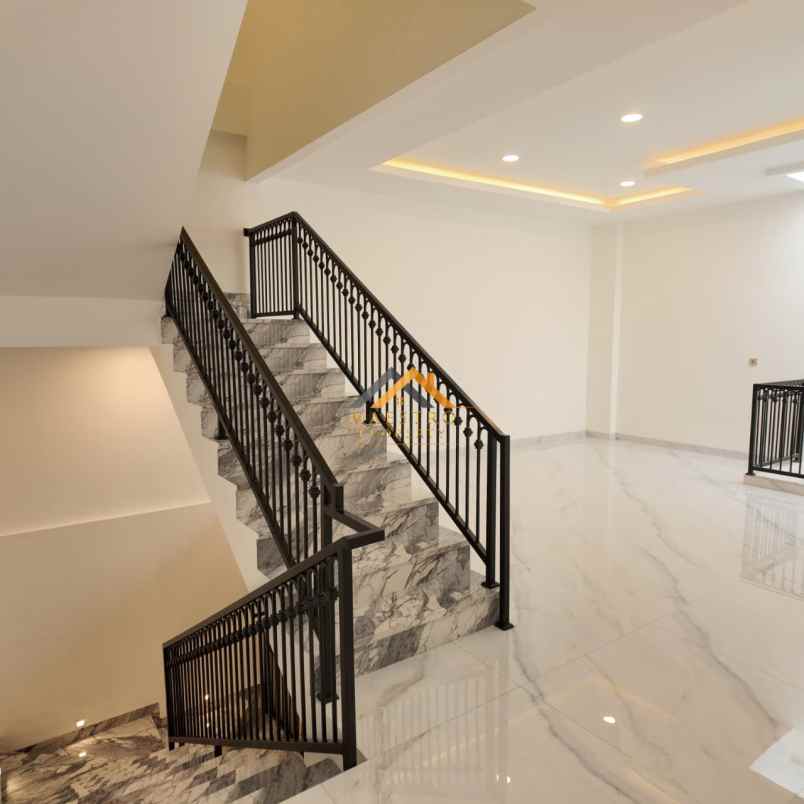 dijual rumah komplek cemara hijau jalan