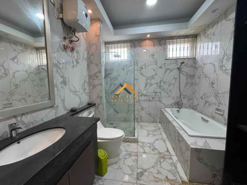 dijual rumah komplek citraland gama