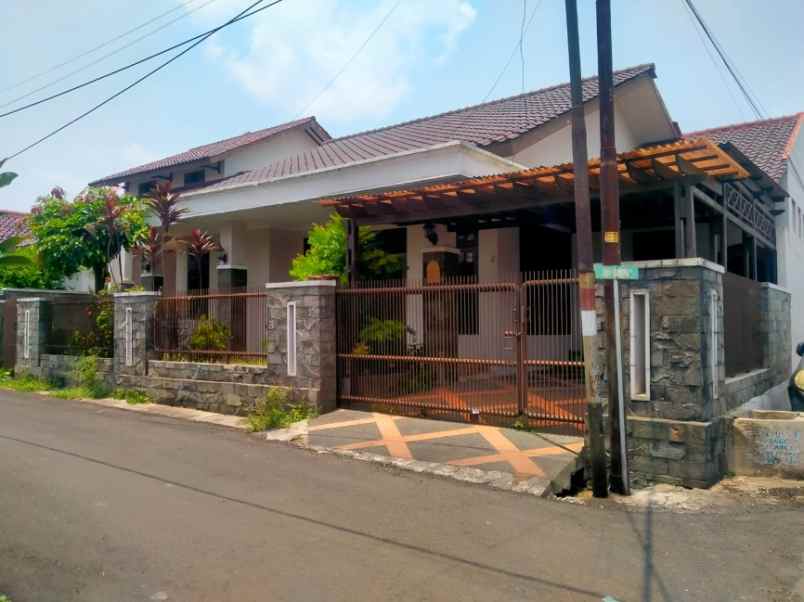 dijual rumah komplek kedung badak baru