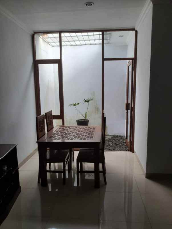 dijual rumah komplek margahayu permai