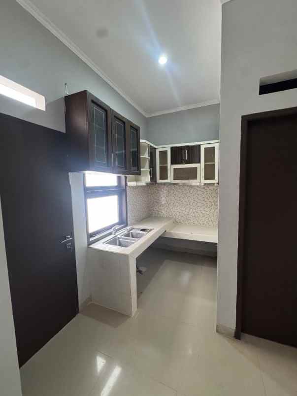 dijual rumah komplek sayana terrace