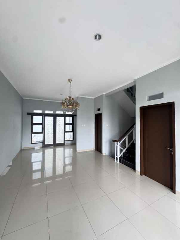 dijual rumah komplek sayana terrace