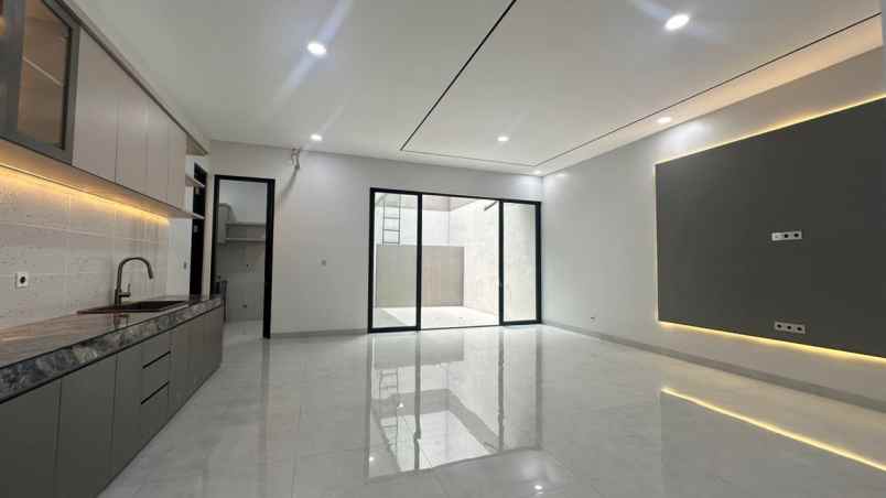 dijual rumah manyar jaya