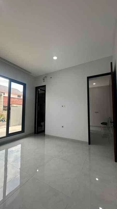 dijual rumah manyar jaya