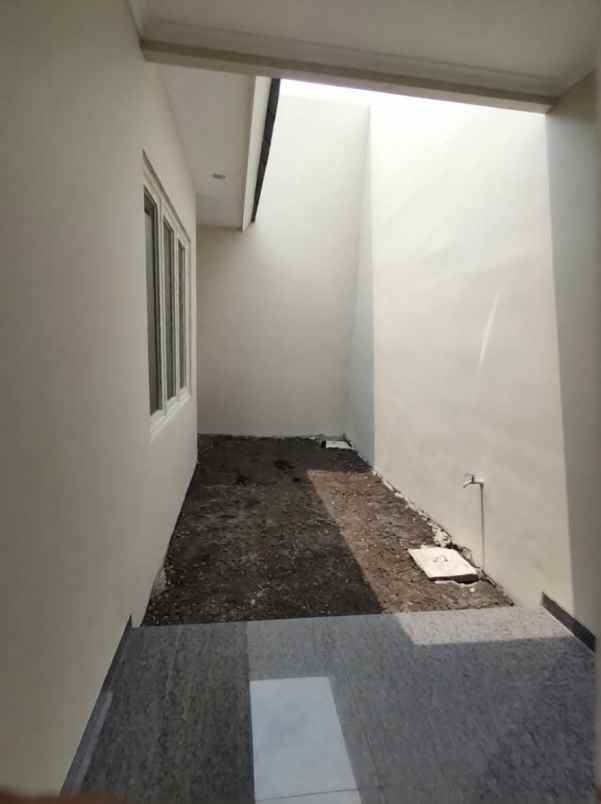 dijual rumah manyar tirtoasri