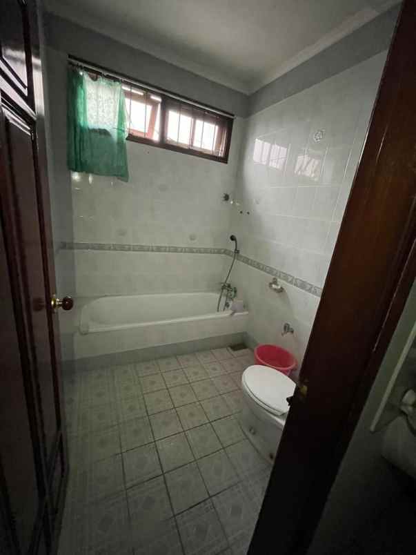 dijual rumah manyar tompotika