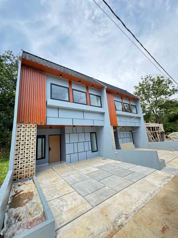 dijual rumah meruyung