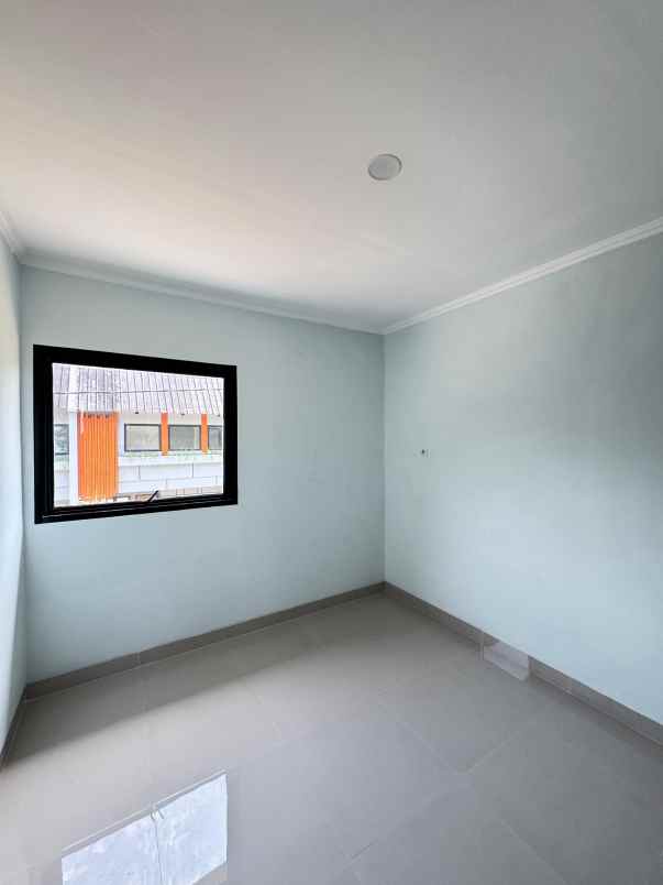 dijual rumah meruyung