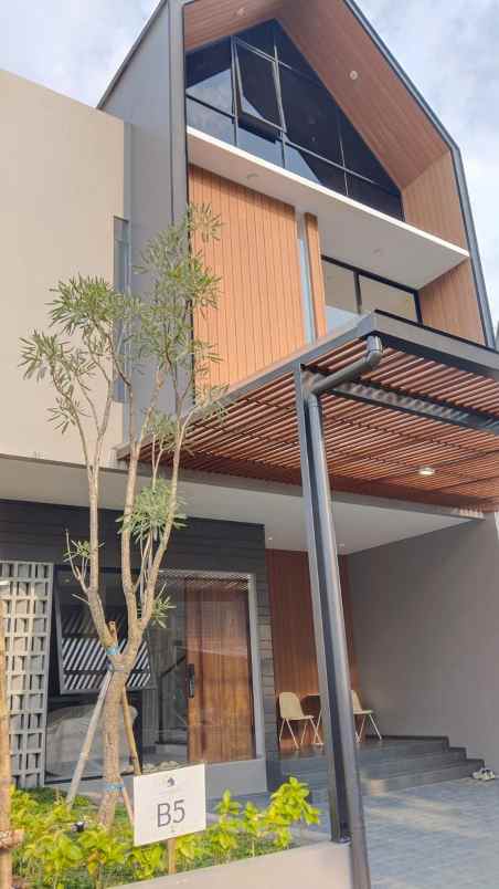 dijual rumah mewah under 3m di setra duta