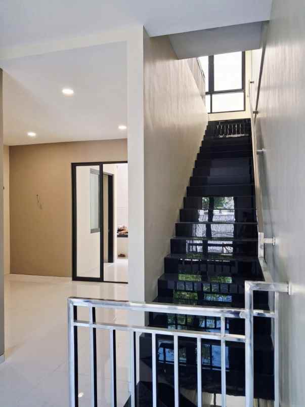 dijual rumah new minimalis di perum manyar jaya