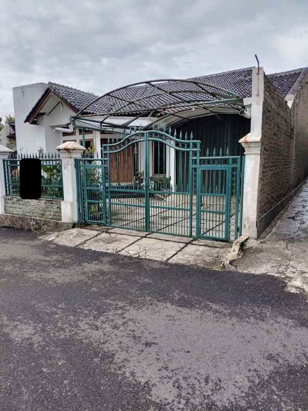 dijual rumah padasuka