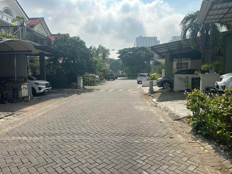 dijual rumah pakuwon city