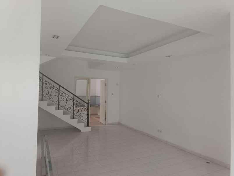 dijual rumah pakuwon city