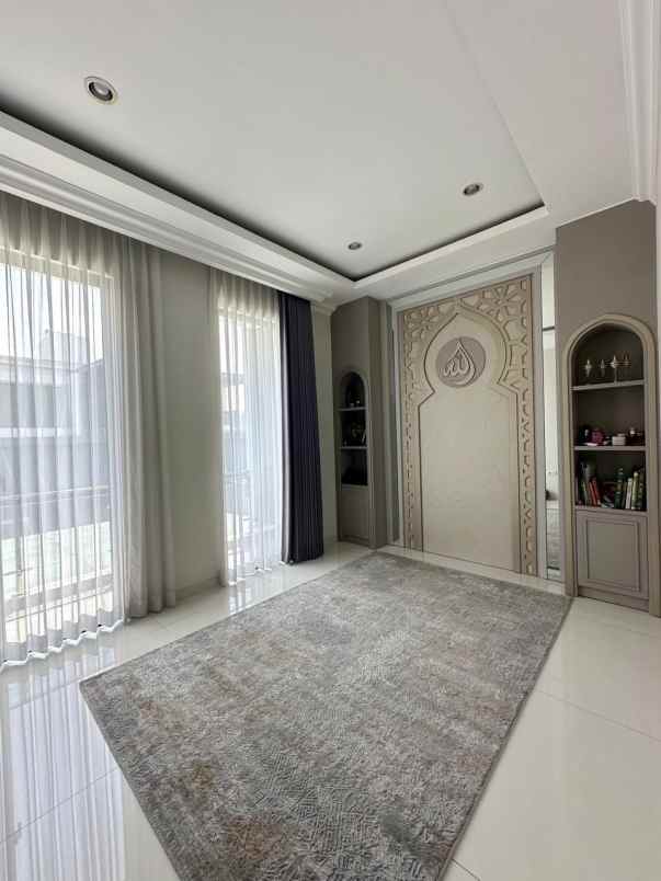 dijual rumah pakuwon indah the mansion