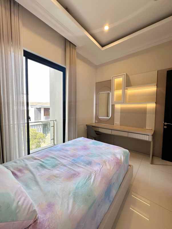 dijual rumah pakuwon indah the mansion