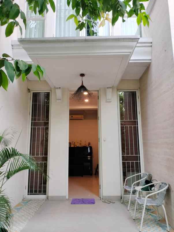 dijual rumah pakuwon indah the mansion surabaya barat