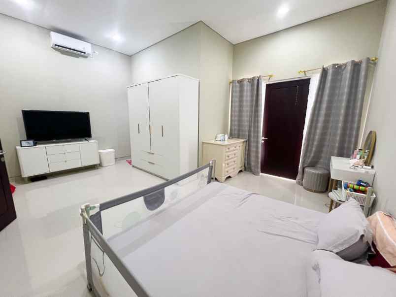 dijual rumah pakuwon indah villa valensia